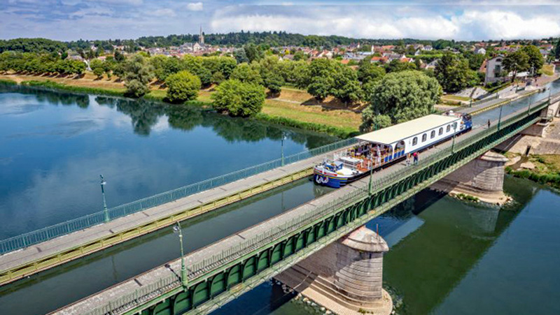 French Hotel Barge Renssance crossing the Pont-Canal de Briare aqueduct