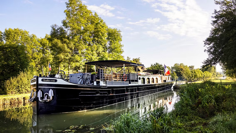 French Hotel Barge Rendez-Vous - Barging charters in Burgundy France