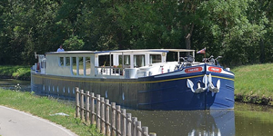 French Hotel Barge Finesse offers barge cruises in Burgundy France