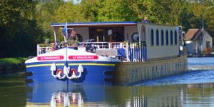 French Hotel Barge Renaissance offers barge cruises Upper Loire/ Western Burgundy, France along the Canal de Briare