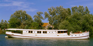 French Hotel Barge Roi Soleil offers barge cruises on the Canal du Midi in the south of France