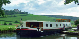 French Hotel Barge Savoir Vivre offers barging cruises in Burgundy France