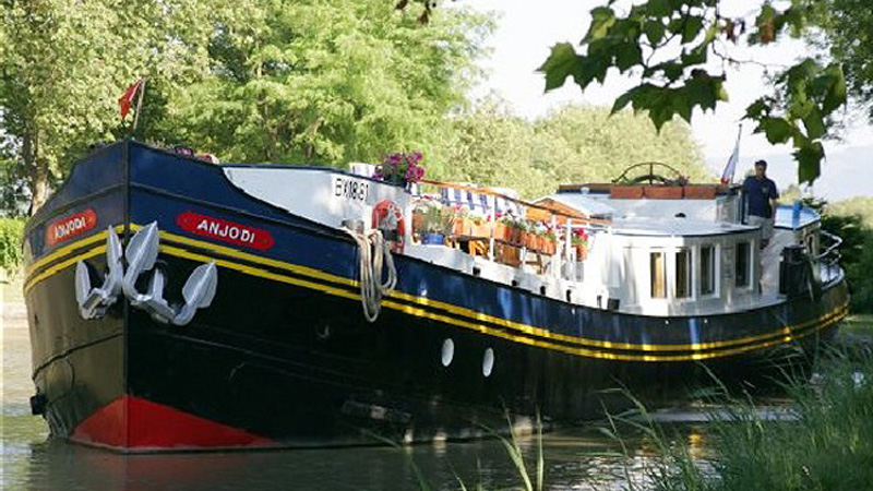 The French Hotel Barge Anjodi cruises in the south of France along the Canal du Midi