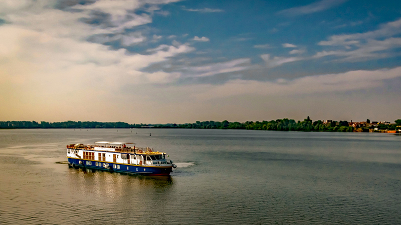 Enjoy a barge cruise in Italy aboard the Italian Hotel Barge La Bella Vita