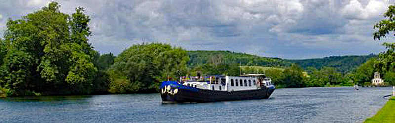 English Hotel Barge Magna Carta offers barge cruises on the River Thames in England