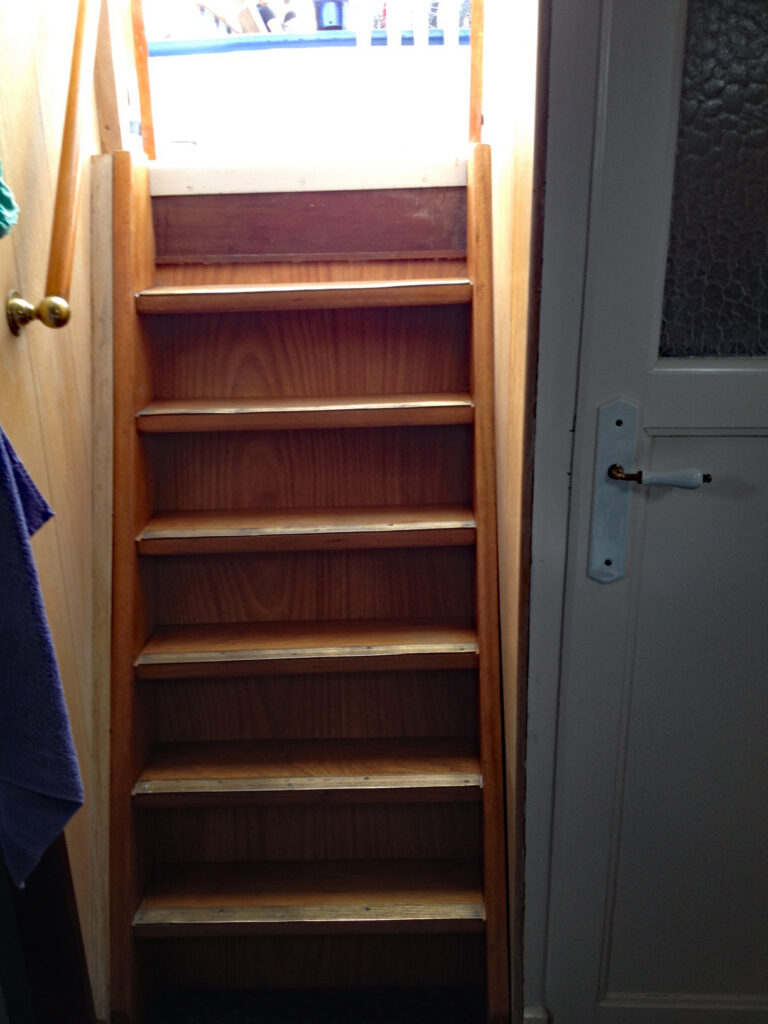 Nymphea - 7 steps from deck to forward cabin