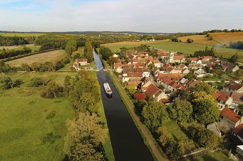 Hotel Barge L'Art de Vivre cruising on the canal du Nivernais - landscape