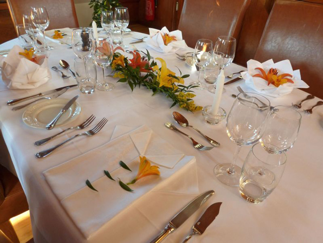 Hotel Barge Anjodi - Attractive table setting