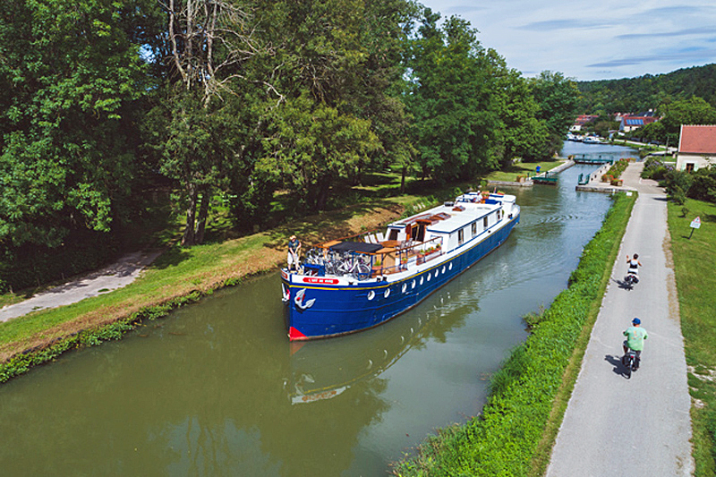 Hotel Barge L'Art de Vivre cruising on the canal du Nivernais