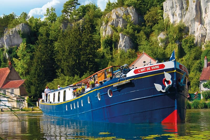 L'Art de Vivre cruising by the cliffs of Le Saussois