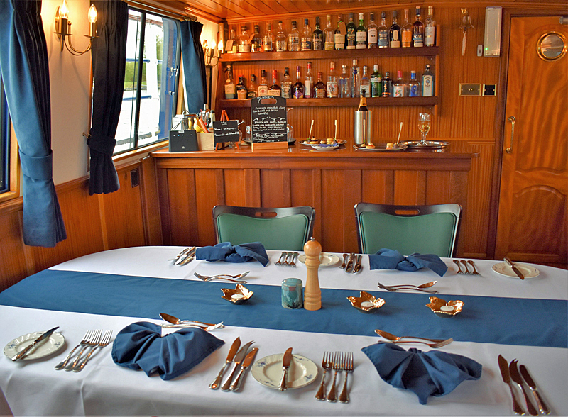 Hotel Barge Scottish Highlander Dining & Bar