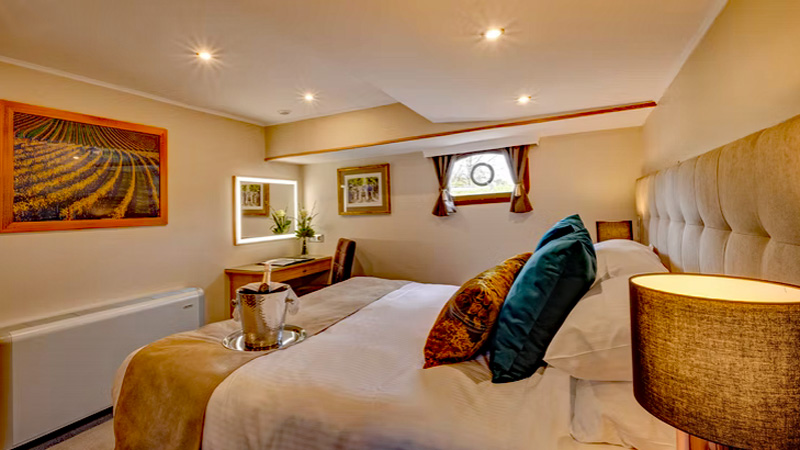 French Hotel Barge Rendez-Vous - Guest cabin. Rendez-Vous accommodates a maximum of 4 guests in 2 staterooms