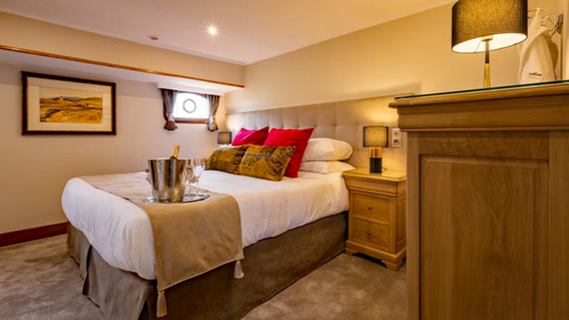 French Hotel Barge Rendez-Vous - Guest cabin. Rendez-Vous accommodates a maximum of 4 guests in 2 staterooms