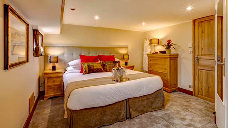 French Hotel Barge Rendez-Vous - Guest cabin. Rendez-Vous accommodates a maximum of 4 guests in 2 staterooms