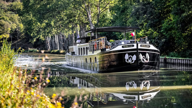 French Hotel Barge Rendez-Vous offers barge charters in Burgundy on the River Saone and Champagne-Burgundy Canal between Auxonne and Cusey