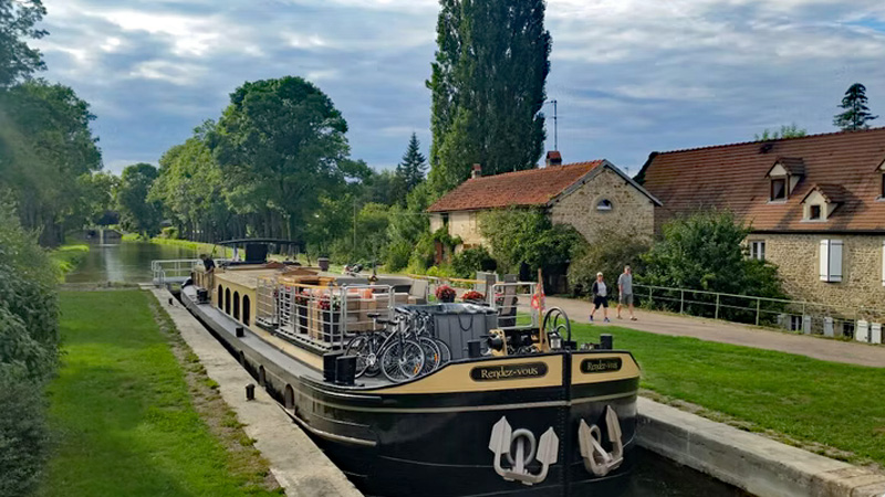 French Hotel Barge Rendez-Vous in a lock Champagne-Burgundy Canal