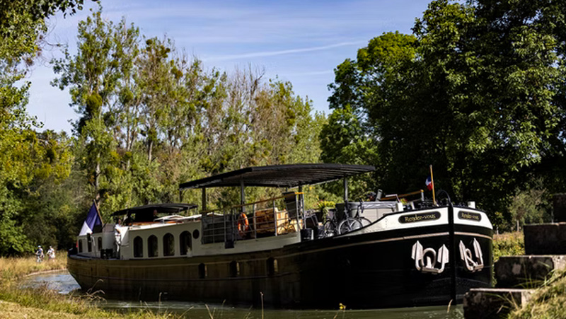 French Hotel Barge Rendez-Vous offers private barge cruises in Burgundy. Barging in France